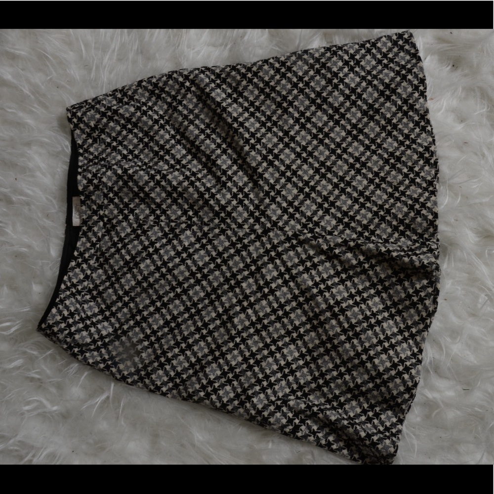 Houndstooth print skirt